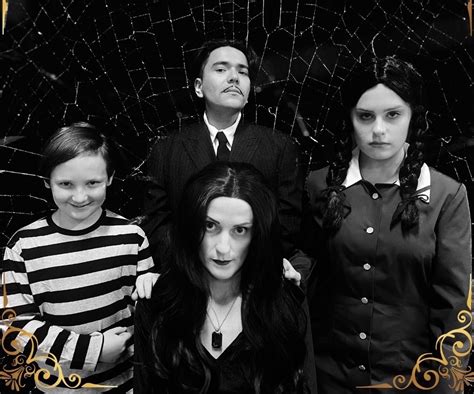  Rodzina Addamsów - Wesoła makabra w czarno-białym wydaniu z ekscentrycznymi bohaterami!